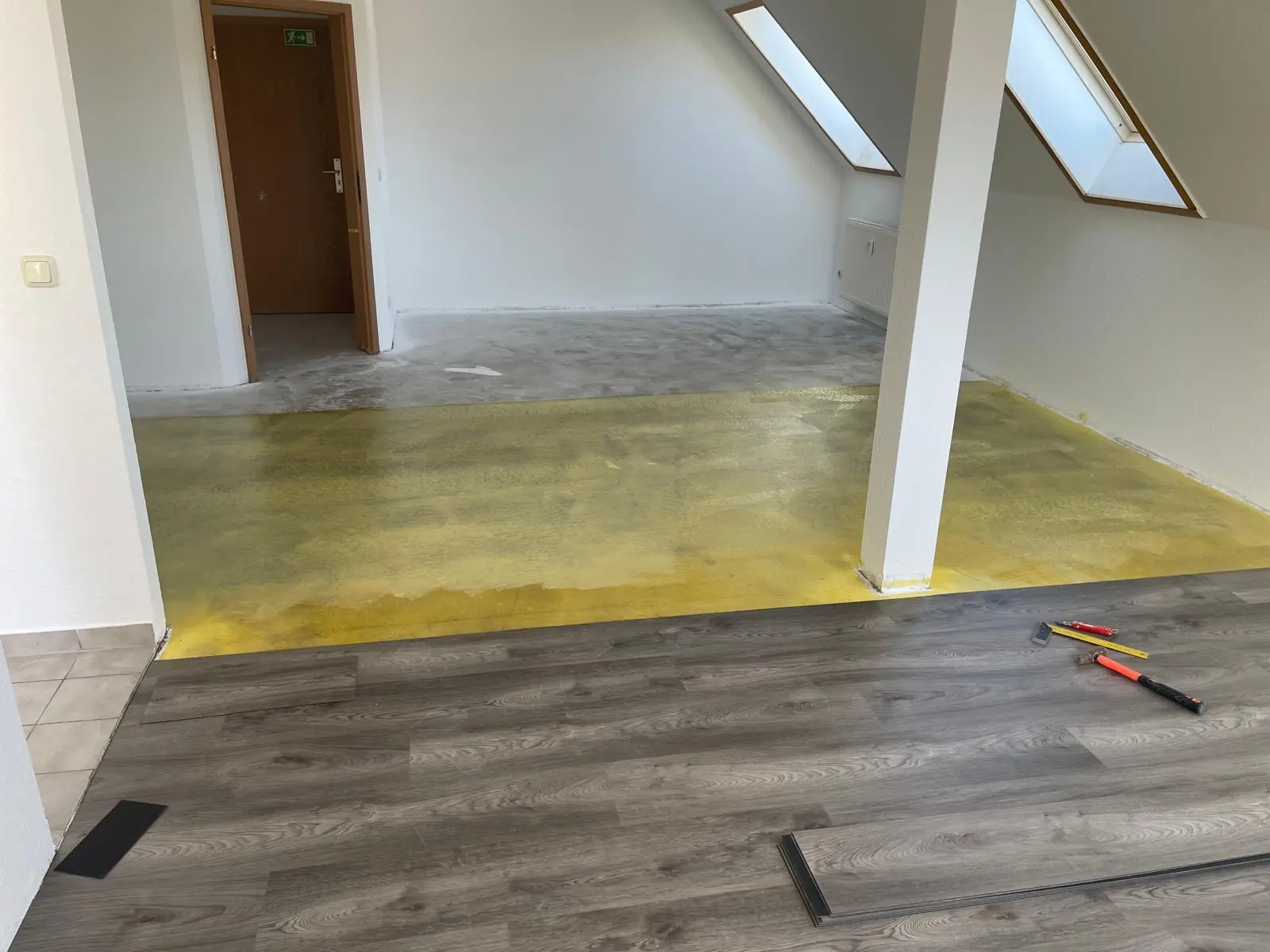 Laminatverlegung in einer Dachgeschosswohnung, halb fertiggestellt