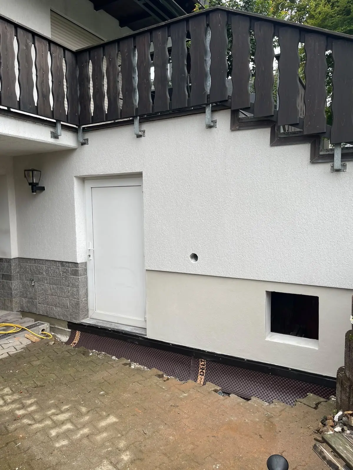 Fertig verputzte und gestrichene Hausfassade mit Balkon