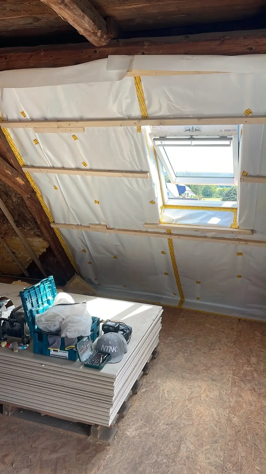 Dampfbremse und Lattung am ausgebauten Dach mit neuem Dachfenster